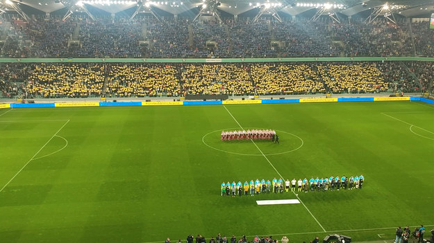 Legia Warszawa we wtorkowy wieczór mierzy się z Dynamem Kijów w towarzyskim meczu charytatywnym, z którego dochód przekazany zostanie na pomoc walczącej z Rosją Ukrainie. Jeszcze przed pierwszym gwizdkiem nie brakowało gestów wsparcia dla naszego wschodniego sąsiada.