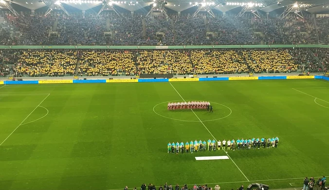Hymny Ukrainy i Polski przed meczem Legia Warszawa - Dynamo Kijów. WIDEO