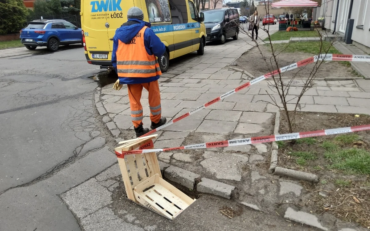 Prawie 20 pokryw studzienek i kratek ściekowych skradziono łódzkim Wodociągom w marcu i kwietniu. To prawdziwa plaga i ogromne zagrożenie dla ludzi.