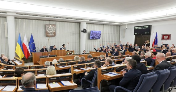 Senat przyjął jednogłośnie ustawę sankcyjną, która zakłada m.in. embargo na import węgla z Rosji i Białorusi oraz zamrożenie majątków osób i podmiotów wpisanych na listę sankcyjną. Do ustawy izba wniosła poprawki o zakazie importu gazu LPG oraz o tym, że o wpisie na listę decydował będzie premier.