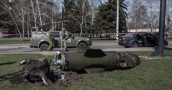 Ślady wybuchów wskazują, że atak na dworzec kolejowy w Kramatorsku na wschodzie Ukrainy, w którym zginęło 57 osób, został przeprowadzony przy użyciu zakazanej przez wiele krajów amunicji kasetowej - poinformowała brytyjska stacja BBC.