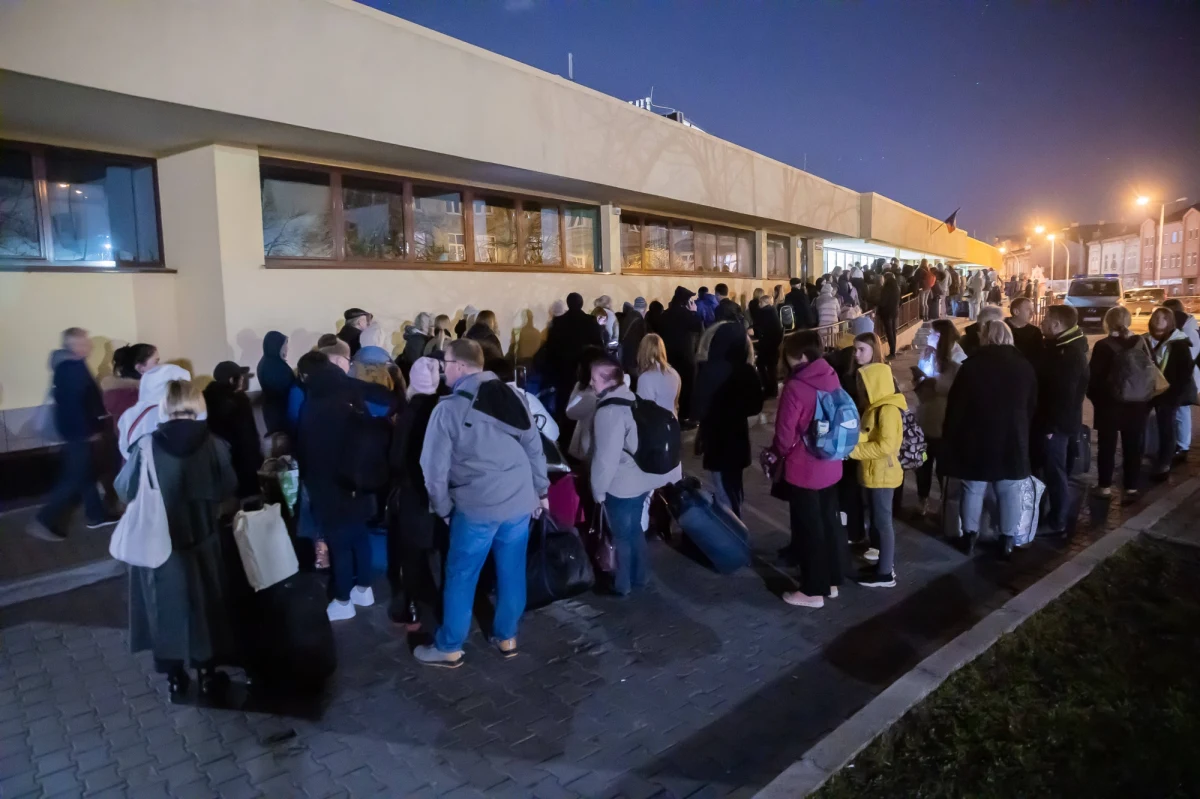 ​W Domu Ukraińskim w Przemyślu działa punkt noclegowy dla uchodźców. Na miejscu otrzymują ciepły posiłek, ubrania, mogą się przespać i wykąpać. W tej chwili mamy około 50 łóżek i wszystkie są zajęte, głównie przez matki z małymi dziećmi - powiedziała koordynatorka wolontariuszy Lila Kalinowska.