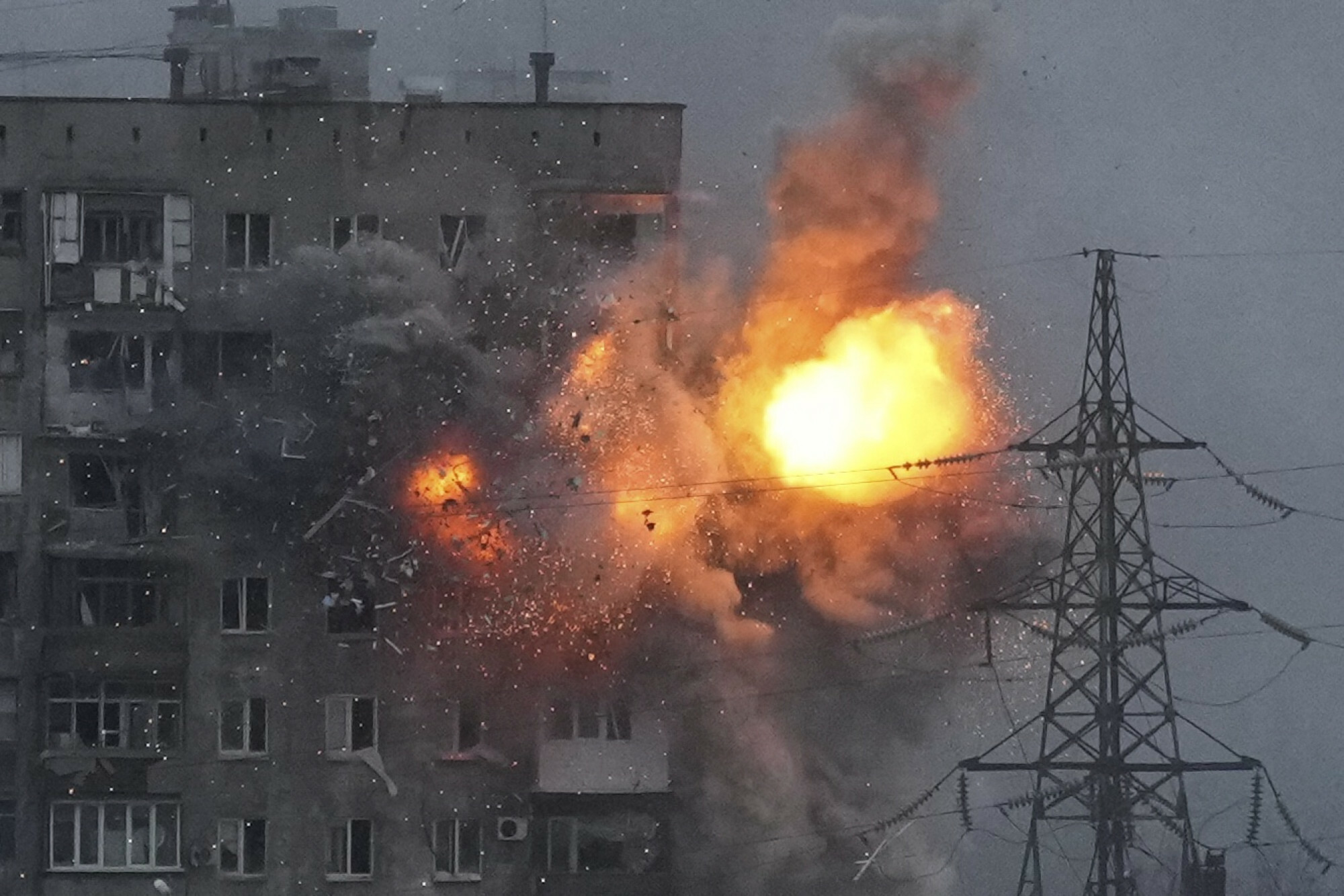 Взрывы в киеве сегодня последние. Разрушенные города Украины 2022 Мариуполь. Взрывы на Украине.
