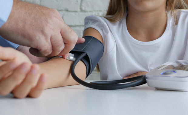 Nadciśnienie tętnicze u dzieci to wcale nierzadka choroba! Kardiolog dziecięcy wyjaśnia, jaka jest najczęstsza przyczyna tego schorzenia oraz na co rodzice powinni zwrócić uwagę przy mierzeniu ciśnienia. 