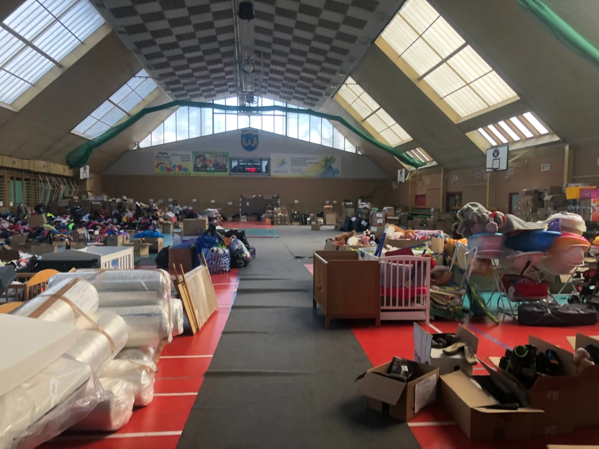 Wciąż nie wiadomo, jak w czasie Świąt Wielkanocnych pracować będzie wiele punktów pomocowych dla uchodźców. Powód to niepewność, ilu chętnych zgłosi się wtedy do pracy. Tak jest między innymi w jednym z największych na Mazowszu punktów, w hali sportowej w podwarszawskim Wieliszewie.

