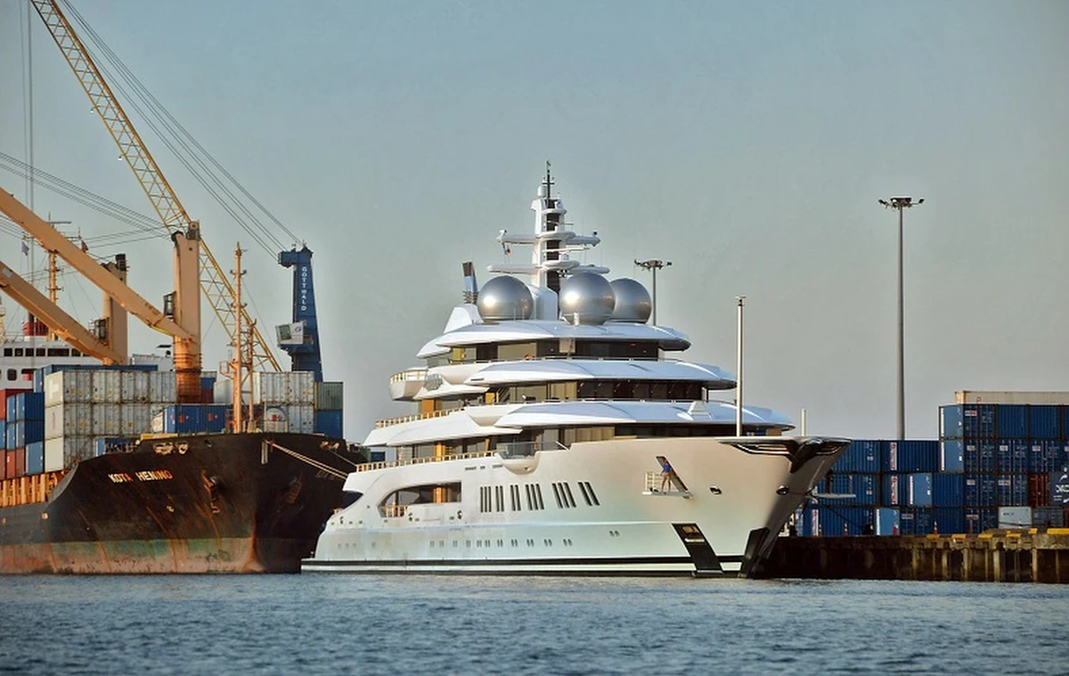 Luksusowy jacht Amadea, należący do rosyjskiego oligarchy Sulejmana Kierimowa, zacumował wczoraj w porcie Lautoka na Fidżi. Taką informację przekazała tamtejsza gazeta "The Fiji Times". 