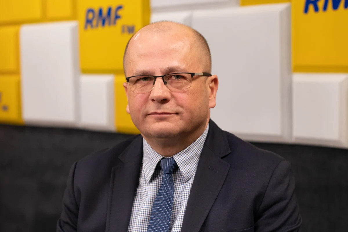 „Obawiam się, że odbicie Mariupola na chwilę obecną jest nierealne, zabrzmi to może trochę drastycznie, ale posługując się analogią do partii szachów - trzeba coś poświęcić, żeby uzyskać przewagę w innym obrębie szachownicy, żeby wygrać partię. Tym innym obrębem szachownicy jest Donbas” - powiedział w Porannej rozmowie w RMF FM gen. Jarosław Kraszewski, były szef Departamentu Zwierzchnictwa nad Siłami Zbrojnymi w BBN.