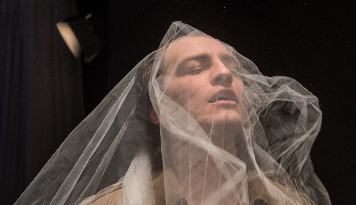 W Teatrze Żydowskim w Warszawie trwają próby przed premierą  spektaklu "I była miłość w getcie". Powstaje on na podstawie słynnej książki Marka Edelmana i Pauli Sawickiej. Historia o czułości i szukaniu nadziei w trudnych czasach powstania w getcie warszawskim mocno koresponduje z aktualną wojenną sytuacją.