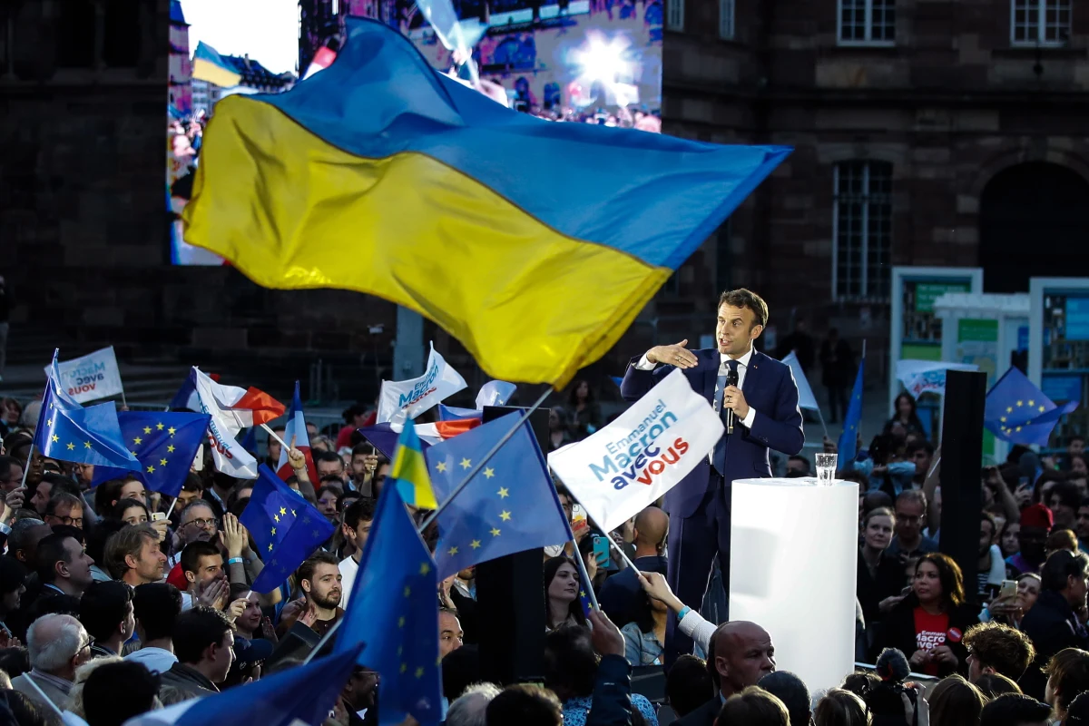 Na Ukrainie pojawiło się w ostatnim czasie nowe słowo "macronować", które oznacza brak działania w trudnej sytuacji – pisze "Le Parisien". Ukraińcy mają żal do Francji za brak wystarczających działań w obliczu rosyjskiej agresji na Ukrainę, a do francuskiego prezydenta Emmanuela Macrona za to, że nie przyjechał dotąd do Kijowa - dodaje dziennik.