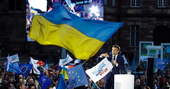 Na Ukrainie pojawiło się w ostatnim czasie nowe słowo "macronować", które oznacza brak działania w trudnej sytuacji – pisze "Le Parisien". Ukraińcy mają żal do Francji za brak wystarczających działań w obliczu rosyjskiej agresji na Ukrainę, a do francuskiego prezydenta Emmanuela Macrona za to, że nie przyjechał dotąd do Kijowa - dodaje dziennik.