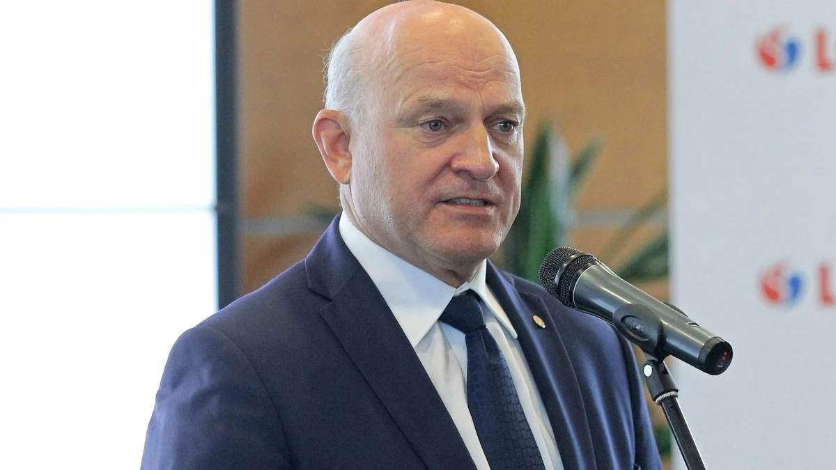 „W zależności od tego, jak wahają się ceny ropy naftowej na rynku, to tak samo będzie się zmieniała cena paliw, aczkolwiek cena ropy naftowej od momentu agresji Rosji na Ukrainę jest na podobnym poziomie, a cena paliw rośnie, więc to też jest zastanawiające” - powiedział w Rozmowie w południe w RMF FM Paweł Olechnowicz, były prezes Lotosu.