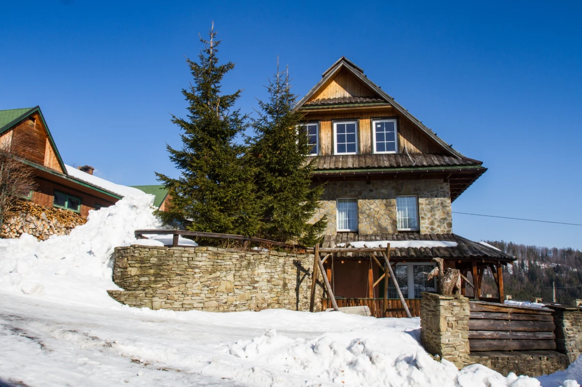 Wiosna wkracza w Beskidy. W środę rano w górach było dość ciepło: 5 do 10 st. C i słonecznie. Ratownicy Grupy Beskidzkiej GOPR poinformowali, że warunki na szlakach na ogół są dobre. W wyższych partiach gór leży jednak sporo śniegu. Na Babiej Górze nawet 1,5 m.