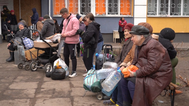 Obrazy zniszczenia, rosyjskie wojsko i dym unoszący się nad Mariupolem... Tak wygląda rzeczywistość w tym portowym mieście na wschodzie Ukrainy. W mieście mogło dotąd zginąć ponad 10 tys. mieszkańców. Obecnie nadal ma tam pozostawać około 120 tys. cywilów, którzy pilnie potrzebują żywności, wody, ogrzewania i łączności. Według mera miasta, Wadyma Bojczenki, około 150 tys. osobom udało się wyjechać prywatnymi pojazdami z Mariupola do innych części Ukrainy, a co najmniej 33 tys. wywieziono do Rosji lub na terytoria kontrolowane przez separatystów na Ukrainie.