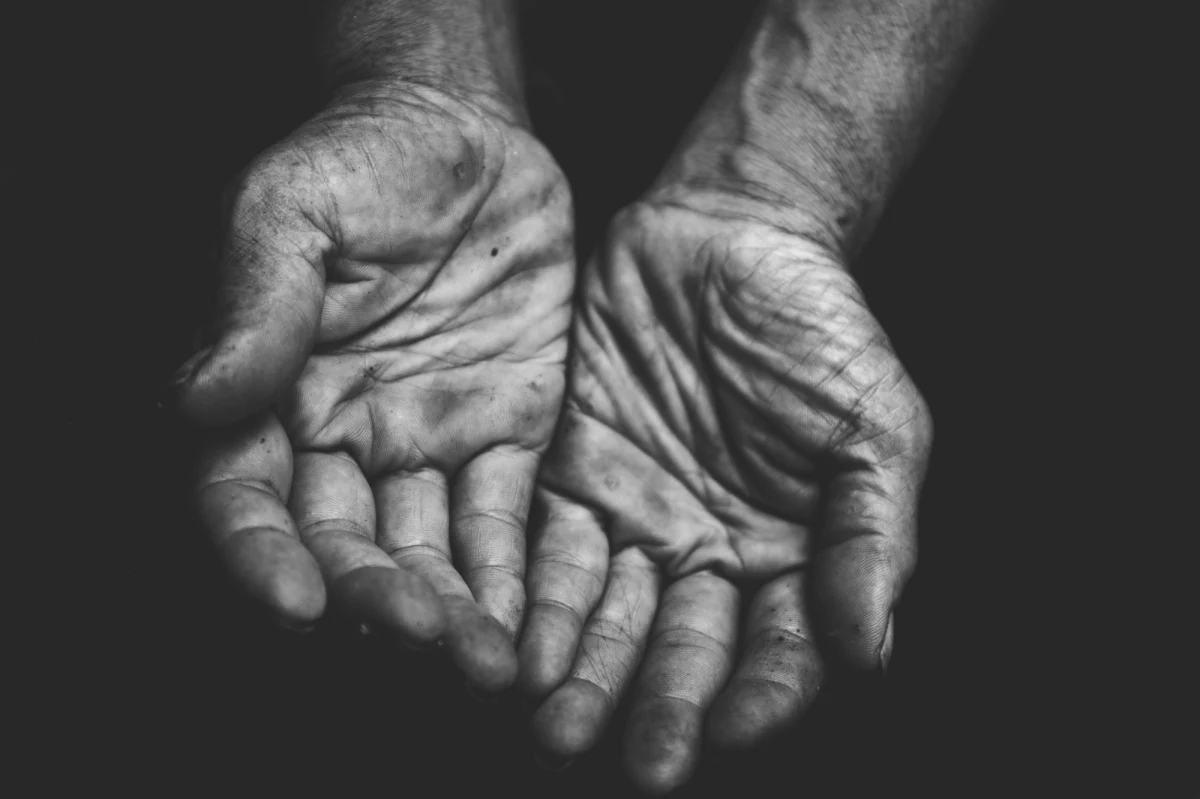 Do pięciu lat więzienia grozi 49-latkowi z gminy Chełmek, który od roku dopuszczał się psychicznego i fizycznego znęcania nad ojcem i groził siostrze. Mężczyzna po kolejnej awanturze został zatrzymany, a sąd zdecydował o zastosowaniu wobec niego trzymiesięcznego aresztu.  

 

