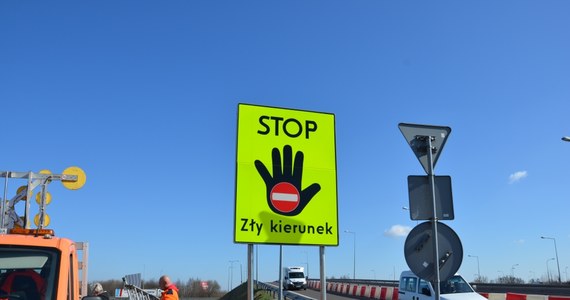 Drogowcy montują specjalne znaki, które wyraźnie informują roztargnionego kierowcę, że wjechał „pod prąd”. Znaki „STOP – zły kierunek” pojawią się na wybranych węzłach autostradowych i dróg ekspresowych w Łódzkiem.