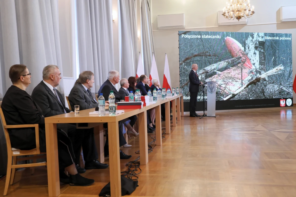 "Przedmiotowe opracowanie z 2016 roku, którego jestem autorem, zostało ujawnione przez podkomisję bez mojej zgody i wiedzy" - tak Marek Dąbrowski, autor opracowania, w którym pojawiają się zdjęcia ciał ofiar katastrofy smoleńskiej, zareagował na ujawnienie tych fotografii w raporcie podkomisji Ministerstwa Obrony Narodowej ds. ponownego zbadania katastrofy. Strona podkomisji, na której został udostępniony dokument, została już zablokowana. MON informuje, że sprawą drastycznych zdjęć zajmie się Służba Kontrwywiadu Wojskowego.