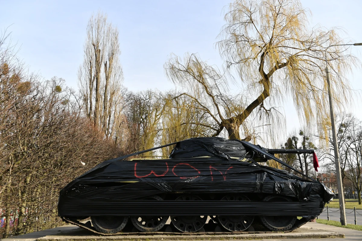 Organizacje kombatanckie niemal jednogłośnie opowiedziały się za pozostawieniem pomnika czołgu przy alei Zwycięstwa w Gdańsku. Władze miasta zdecydowały, że nadal będzie on upamiętniał walczących o Pomorze.   

