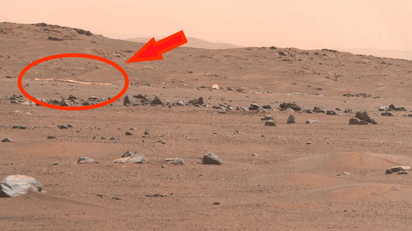 Perseverance przemierza powierzchnię Marsa od ponad roku. Właśnie natrafił na szczątki po własnym lądowaniu, których wcześniej nie udało mu się sfotografować. Dlaczego?