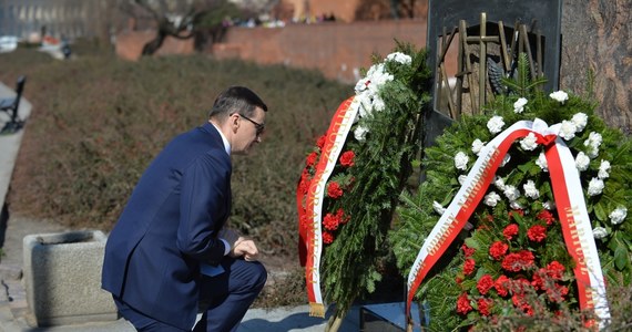 "Polska głośno upomina się o pamięć o naszych i ukraińskich ofiarach; Polska wzywa do ustanowienia międzynarodowej komisji ds. zbadania zbrodni rosyjskich na Ukrainie” - mówił premier Mateusz Morawiecki. "Nie spoczniemy dopóki sprawiedliwości nie stanie się zadość" - zadeklarował.