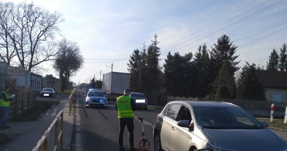 Dziewięcioletni chłopiec na rowerze zjechał nagle z chodnika na jezdnię wprost pod samochód. Do wypadku doszło w Konstantynowie w województwie łódzkim na drodze krajowej 42.