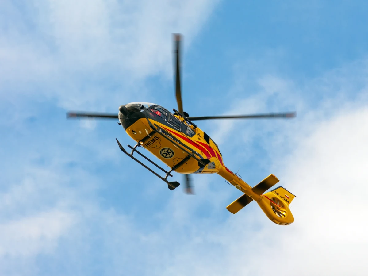 Koło od ciężarówki przygniotło 5-letnie dziecko. Do tego niebezpiecznego wypadku doszło w miejscowości Kołybiec, w gminie Wągrowiec (Wielkopolskie). Nieprzytomny chłopiec został zabrany śmigłowcem do szpitala w Poznaniu.