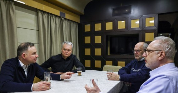 Prezydent Andrzej Duda w towarzystwie prezydentów Litwy, Łotwy i Estonii przebywa w Ukrainie. Przywódcy spotkają się w Kijowie  z prezydentem Wołodymyrem Zełenskim. 