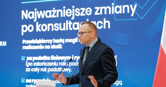 Po konsultacjach rząd przedstawił zmiany w podatkach. Były one konieczne w związku z chaosem, jaki zapanował po wprowadzeniu Polskiego Ładu. Ministerstwo Finansów obiecuje, że poprawki mają być korzystne dla 13 mln obywateli.