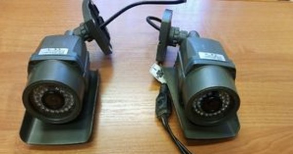 Nawet pięć lat więzienia grozi 69-latkowi z Radymna na Podkarpaciu, który ukradł dwie kamery monitorujące teren szkoły. Nie przewidział, że zarejestrują one jego zachowanie i wizerunek.

