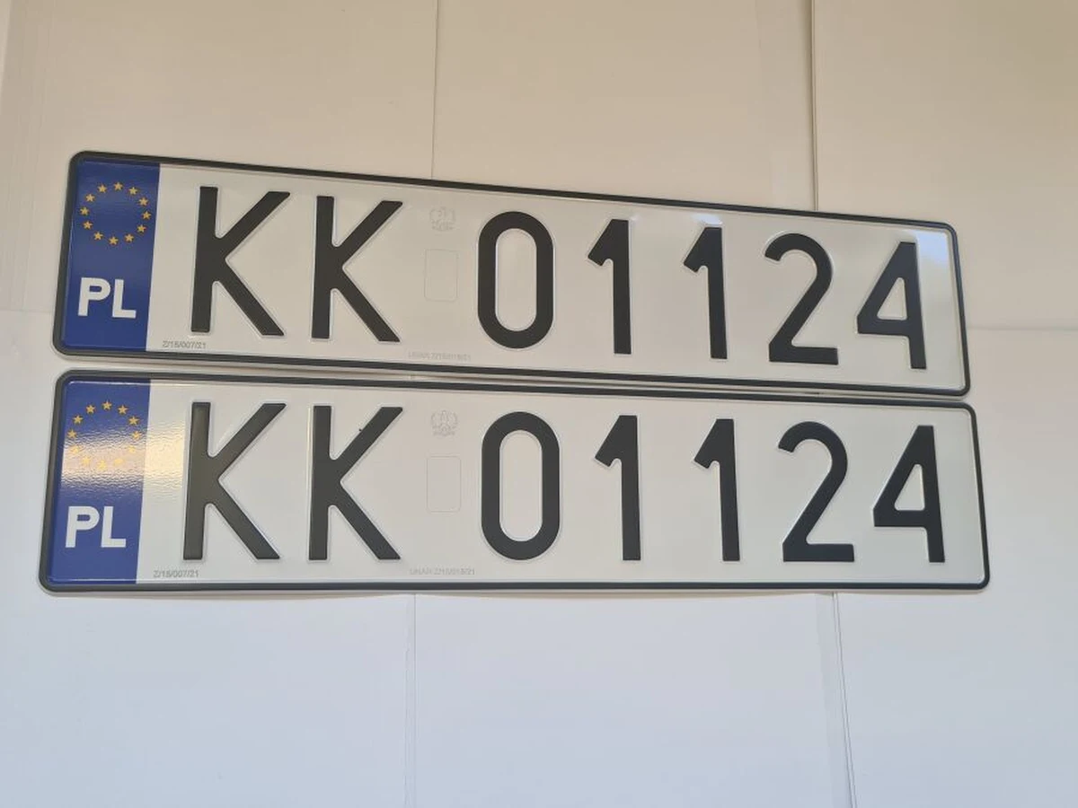 Jak informuje Urząd Miasta zasoby dostępnej numeracji tablic rejestracyjnych KR są na wyczerpaniu. Zastąpią je nowe tablice z wyróżnikiem KK, które od połowy marca są już wydawane w UMK przy ul. Wielickiej w Krakowie. Wkrótce nowe tablice będą także wydawane w pozostałych punktach obsługi Wydziału Ewidencji Pojazdów i Kierowców.