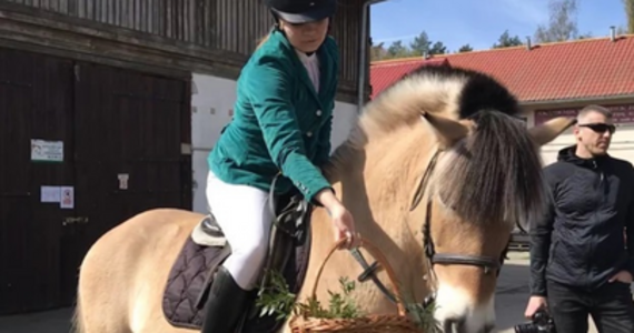 Wraca jedna z najbardziej malowniczych tradycji. Na szczecińskim Osowie w Wielką Sobotę pokarmy znów poświęcą jeźdźcy. Konna święconka odbędzie się po 3 latach przerwy.