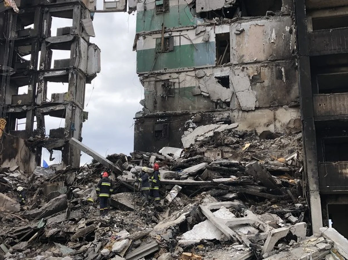 Na drugim piętrze domu w Borodziance wisi drewniana szafka. Widać ją doskonale z ulicy. Pilnuje jej ceramiczny kogucik i sterta pionowo ustawionych talerzy. Szafka została, ale kuchni już nie ma. Zabrała ją rosyjska rakieta razem z połową zburzonego domu. Takiego dzielnego kogucika dostał w prezencie brytyjski premier Boris Johnson podczas wczorajszej wizyty w Kijowie. "Bądź wytrzymały jak ta kuchenna szafka" - to nowe podnoszące na duchu hasło Ukraińców. Talerzy już nikt nie dotknie. Nie wiadomo, co się stało z właścicielem mieszkania. W nieistniejącej przestrzeni narodził się symbol.  