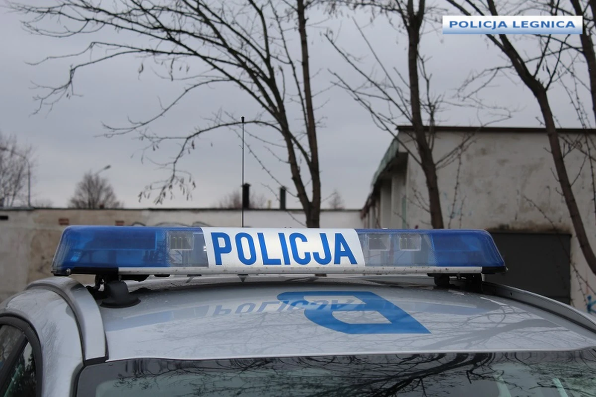 Funkcjonariusze z komendy policji w Legnicy na Dolnym Śląsku zatrzymali 29-latka, który będąc pod wpływem narkotyków kierował taksówką. Na szczęście mężczyzna nie przewoził w tym czasie pasażerów. Grozi mu kara do 2 lat więzienia i zakaz kierowania pojazdami.