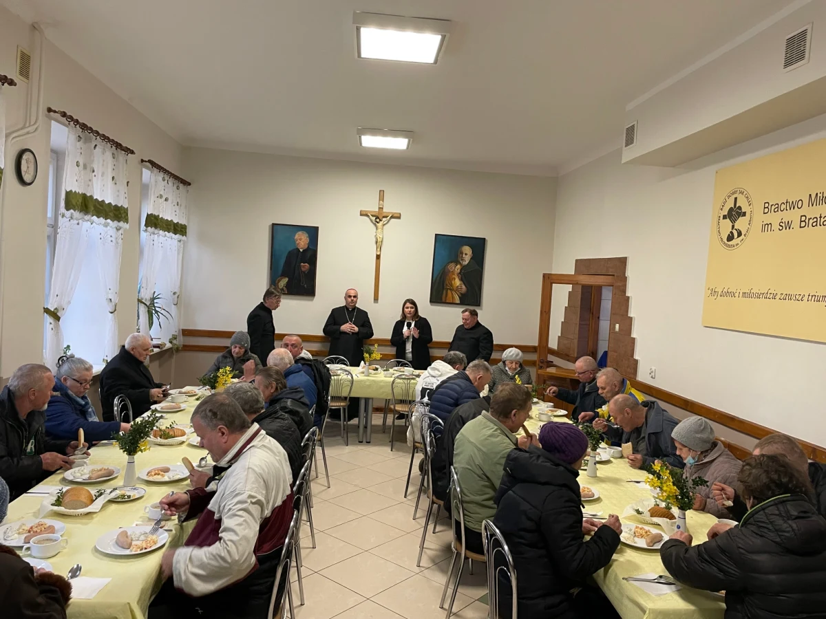 ​Po dwóch latach przerwy spowodowanej pandemią w kuchni Brata Alberta zorganizowano śniadanie wielkanocne dla ubogich i bezdomnych. Chętni ustawili się w długiej kolejce.