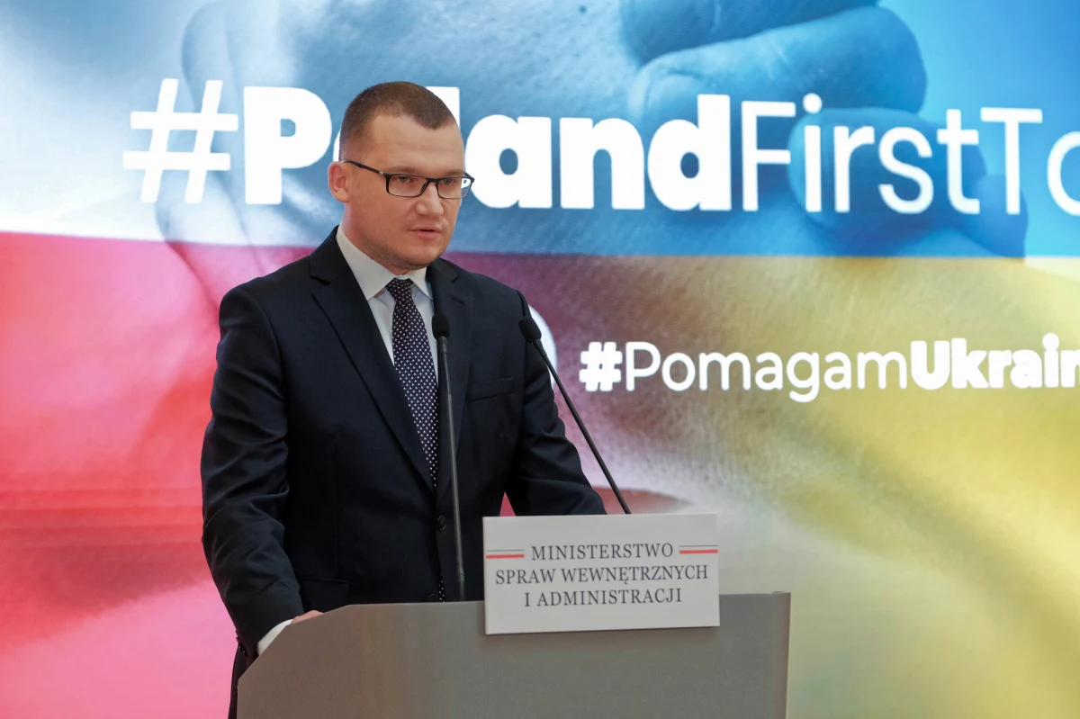 Na mocy ustawy o pomocy dla uchodźców 60 tys. osób z Ukrainy podjęło pracę w Polsce - podał w środę na konferencji prasowej w Warszawie pełnomocnik rządu ds. uchodźców wojennych z Ukrainy wiceminister spraw wewnętrznych i administracji Paweł Szefernaker. Dodał, że system szkolny ma być gotowy na przyjęcie uczniów z Ukrainy już na 1 września. Stwierdził także, że Polska potrzebuje dodatkowych pieniędzy na pomoc uchodźcom. Dodał, że nie do zaakceptowania są propozycje KE w sprawie przesunięcia już przyznanych środków.