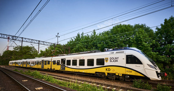 Od soboty, 16 kwietnia Koleje Dolnośląskie ponownie uruchomią sezonowe połączenia do czeskiego Skalnego Miasta. Malownicza trasa, która cieszy się dużą popularnością, będzie dostępna dla podróżnych aż do jesieni.
