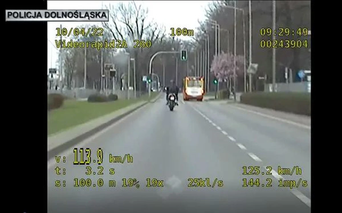 Policjanci z grupy SPEED zatrzymali 29-letniego motocyklistę, który uciekając przed nimi ulicami Wrocławia jechał z prędkością 175 km/h. Drogowy pirat spowodował wiele niebezpiecznych sytuacji, a jazdę zakończył przewracając motocykl. O jego dalszym losie zdecyduje teraz sąd.