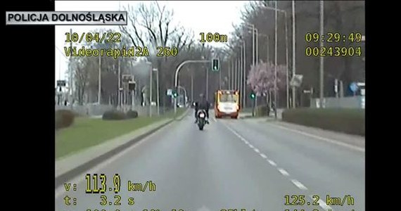 Policjanci z grupy SPEED zatrzymali 29-letniego motocyklistę, który uciekając przed nimi ulicami Wrocławia jechał z prędkością 175 km/h. Drogowy pirat spowodował wiele niebezpiecznych sytuacji, a jazdę zakończył przewracając motocykl. O jego dalszym losie zdecyduje teraz sąd.