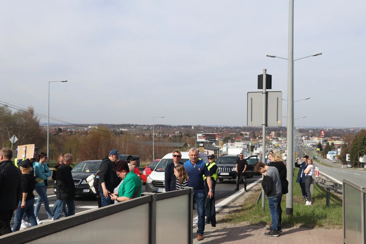 Ze sporymi utrudnieniami musieli się dzisiaj liczyć kierowcy jadący Zakopianką.  Mieszkańcy gminy Mogilany protestowali przeciwko planom budowy nowej ekspresowej drogi S7 przez ich gminę. Od godz. 15. demonstrowali  na przejściu dla pieszych na wysokości Libertowa, zaraz przy wyjeździe z Krakowa. To już kolejny protest mieszkańców tych gmin, przez które nakreślono warianty nowej drogi. Wcześniej protesty odbywały się przed krakowską siedzibą GDDKiA. 