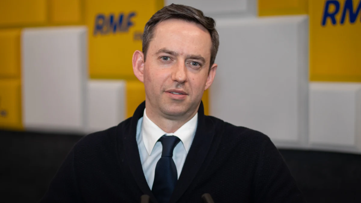 Andrzej Duda razem z trzema innymi prezydentami jest dzisiaj w Kijowie. Paweł Balinowski zapytał swojego gościa w Popołudniowej rozmowie w RMF FM o to, jakich skutków tej wizyty możemy się spodziewać. „Jest to bardzo wymowne w sensie symbolicznym. Kijów jest stolicą państwa zaatakowanego, Kijów jest miastem bezpośrednio zagrożonym, do niedawna obleganym przez siły rosyjskie. Miastem, które się nie poddało rosyjskiej ofensywie, jest symbolem bohaterstwa” – mówił wiceminister obrony narodowej Marcin Ociepa.