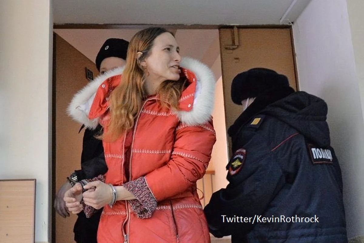 Petersburski sąd zdecydował o tymczasowym aresztowaniu artystki Saszy Skoliczenko do 31 maja 2022 roku. Kobieta została zatrzymana ze względu na „świadome rozpowszechnianie fałszywych informacji o rosyjskich siłach zbrojnych” – podaje niezależny rosyjski portal Meduza. W sklepach umieszczała etykiety z informacjami dotyczącymi rosyjskiej inwazji na Ukrainę.