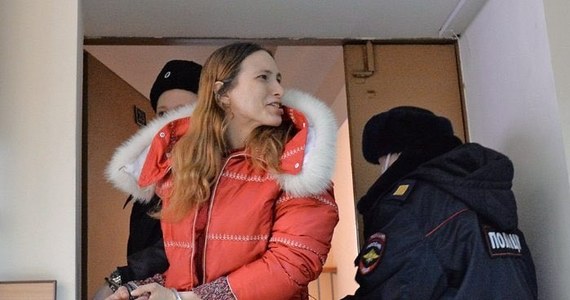 Petersburski sąd zdecydował o tymczasowym aresztowaniu artystki Saszy Skoliczenko do 31 maja 2022 roku. Kobieta została zatrzymana ze względu na „świadome rozpowszechnianie fałszywych informacji o rosyjskich siłach zbrojnych” – podaje niezależny rosyjski portal Meduza. W sklepach umieszczała etykiety z informacjami dotyczącymi rosyjskiej inwazji na Ukrainę.