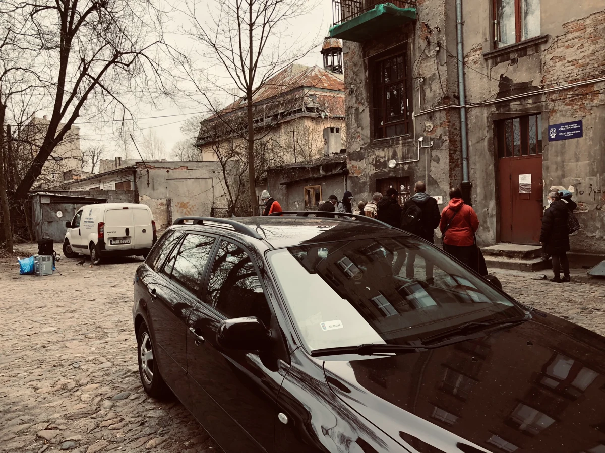 Zamiast świątecznego, wielkanocnego śniadania – paczki dla osób samotnych i ubogich w Łodzi. Wraz z organizacjami pożytku publicznego w mieście przygotowano 1100 paczek, a pierwsze już zostały odebrane.