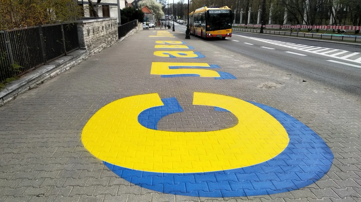 Przed ambasadą Rosji przy ul. Belwederskiej w Warszawie powstaje uliczna Galeria Wolna Ukraina. Jak informuje reporter RMF MAXXX Przemek Mzyk  naprzeciwko wjazdu do placówki pojawił się też napis Cлава Україні. 