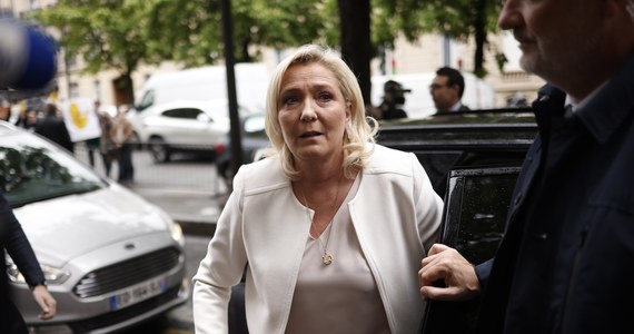 Incydent w czasie konferencji prasowej szefowej francuskiej radykalnej prawicy Marine Le Pen, kandydatki w wyborach prezydenckich. Ochroniarze powalili na ziemię i wynieśli z sali młodą kobietę, która wzniosła transparent oskarżający Le Pen o bliskie relacje z Władimirem Putinem.