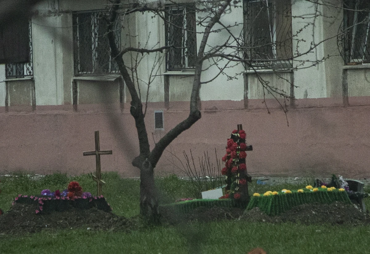 Ukraińskie władze wciąż informują o przerażających odkryciach, których dokonują w wyzwalanych od Rosjan miejscowości. Zbierane są dowody na okrucieństwa, jakich rosyjska armia dopuszcza się wobec cywilów. Ukraińska rzeczniczka praw człowieka Ludmyła Denisowa przekazuje informacje o tym, że rosyjscy żołnierze gwałcą kobiety i dzieci. Jak się okazuje, przyzwolenie na takie zachowanie jest w rosyjskim społeczeństwie. „Idź tam, gwałć Ukrainki i nic mi nie mów. Zrozumiano?” – rozmowę telefoniczną takiej treści przechwyciły ukraińskie służby specjalne. Jak informują, prawdopodobnie była to wymiana zdań między rosyjskim żołnierzem a jego partnerką. 