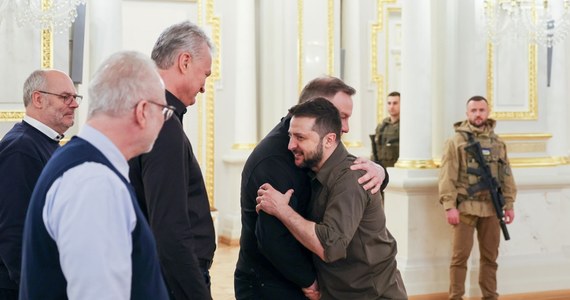 "Sprawcy zbrodni na cywilach na Ukrainie muszą zostać ukarani przez międzynarodowe trybunały" - podkreślił w środę na konferencji w Kijowie prezydent Andrzej Duda. Dodał, że wschodnia flanka NATO wie, co to okupacja i terror rosyjski. Prezydent Andrzej Duda wraz z prezydentem Litwy Gitanasem Nausedą, Łotwy Egilsem Levitsem oraz Estonii Alarem Karisem spotkał się w stolicy Ukrainy z prezydentem Ukrainy Wołodymyrem Zełenskim. Duda odwiedził też Irpień, Buczę i Borodziankę. Na konferencji prezydentów w pałacu Marińskim w ukraińskiej stolicy był specjalny wysłannik RMF FM Mateusz Chłystun,