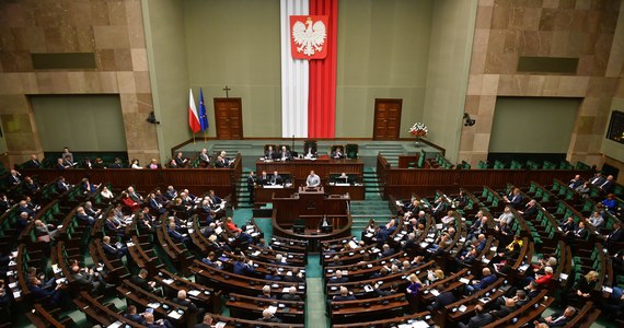 Sejm odrzucił poprawkę przewidującą zakaz importu gazu LPG z Rosji, którą Senat wniósł do tzw. ustawy sankcyjnej. Nie zgodził się też na senacką propozycję, aby o wpisie na listę sankcyjną decydował premier. Ustawa trafi na biurko prezydenta.