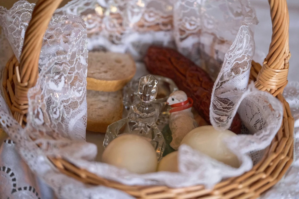 Wielu Ukraińców to grekokatolicy. To wyznanie dominuje zwłaszcza w zachodniej Ukrainie. Na wschodzie to prawosławie. W tym roku obchodzą oni Wielkanoc tydzień później po katolikach. Warto jednak zaprosić ich do wspólnego stołu – radzi ksiądz Piotr Pawliszcze proboszcz parafii greckokatolickiej p.w. Podwyższenia Krzyża Świętego w Krakowie. Rozmawiała z nim Marlena Chudzio. 