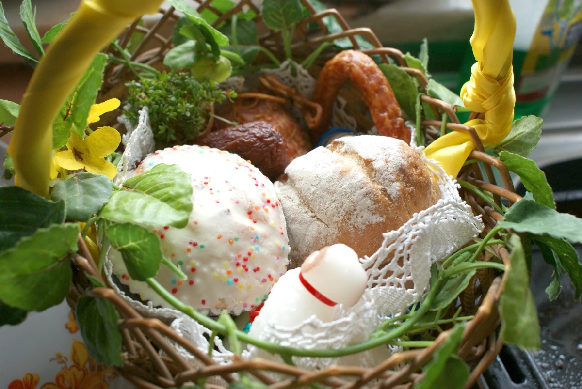 W Wielką Sobotę tradycyjnie święcimy pokarmy, z których potem przygotowujemy uroczyste niedzielne śniadanie. Co powinno się znaleźć w wielkanocnym koszyczku? 