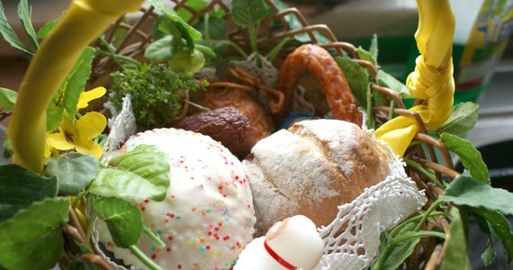 W Wielką Sobotę tradycyjnie święcimy pokarmy, z których potem przygotowujemy uroczyste niedzielne śniadanie. Co powinno się znaleźć w wielkanocnym koszyczku? 